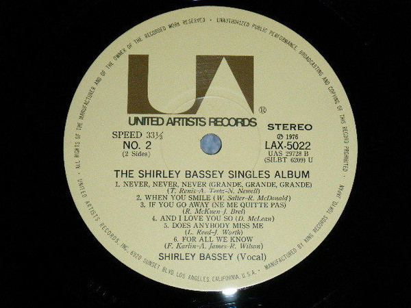 Shirley Bassey - The Shirley Bassey Singles Album (LP, Comp) - 画像 (4)